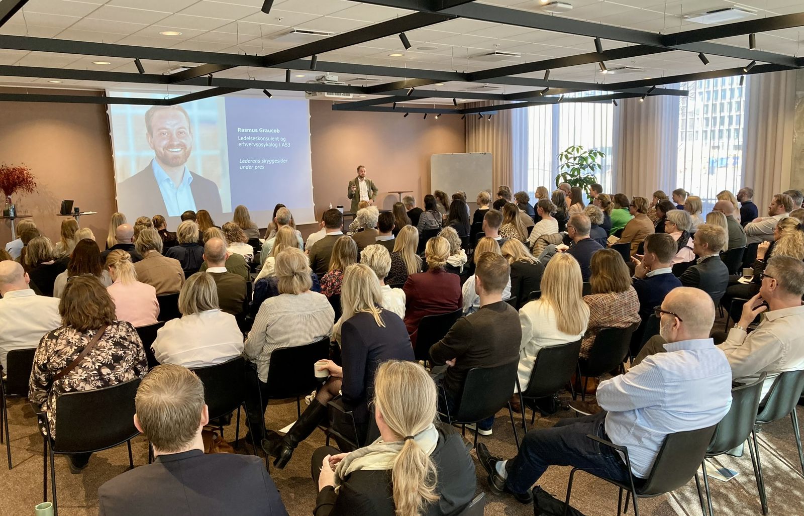 Rasmus holder foredrag om lederens skyggesider under pres for en fuld sal