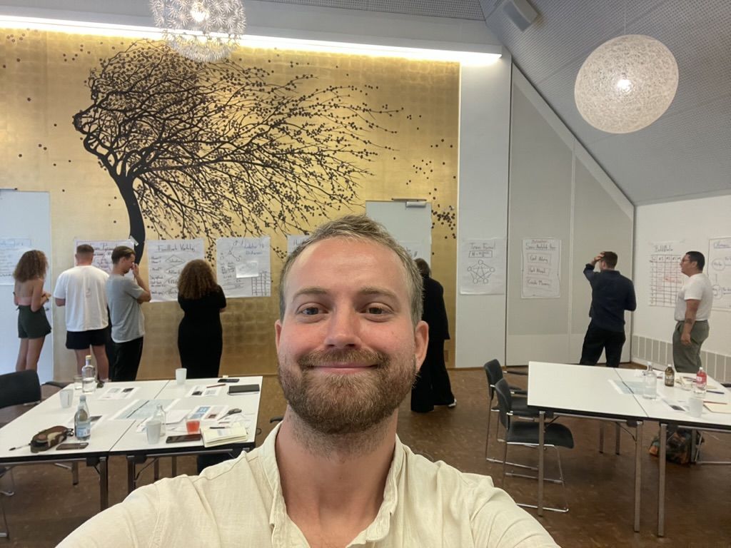 Deltagere arbejder ved flipovere på en workshop